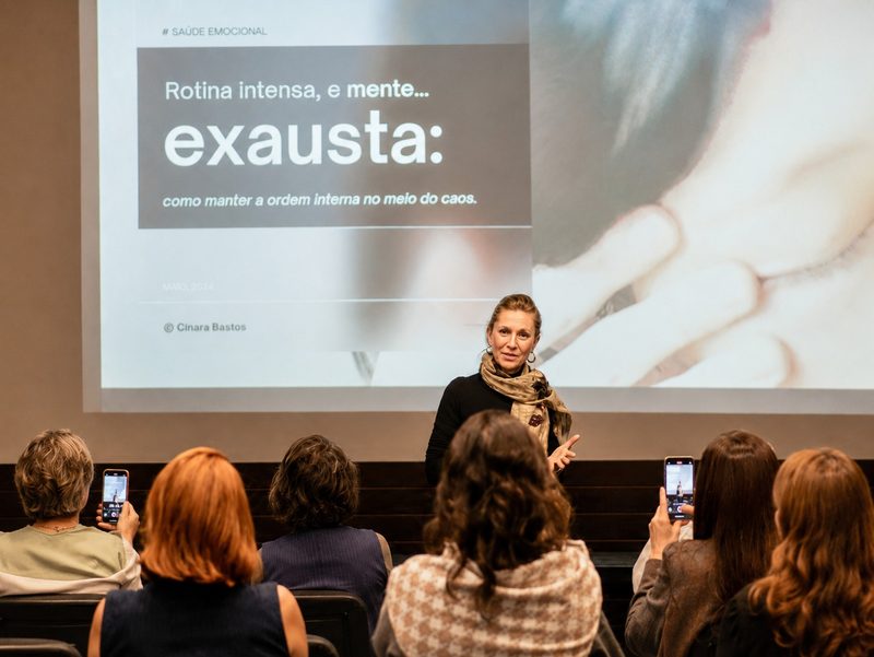 Cinara Bastos em uma palestra para uma plateia atenta