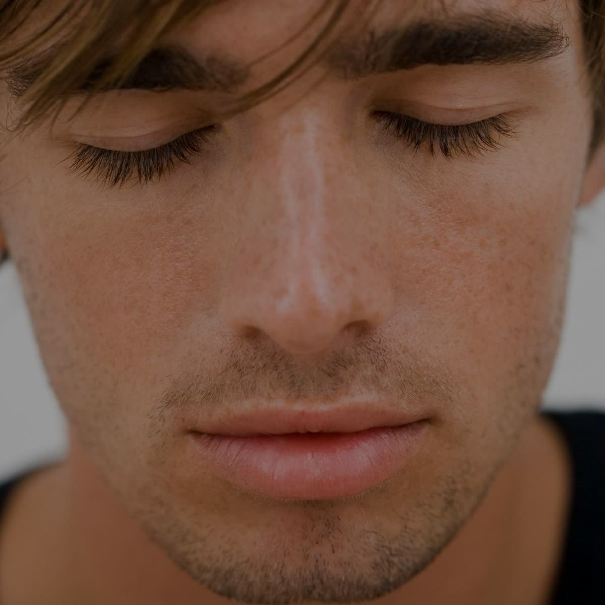 O rosto de um homem de olhos fechados, em pausa