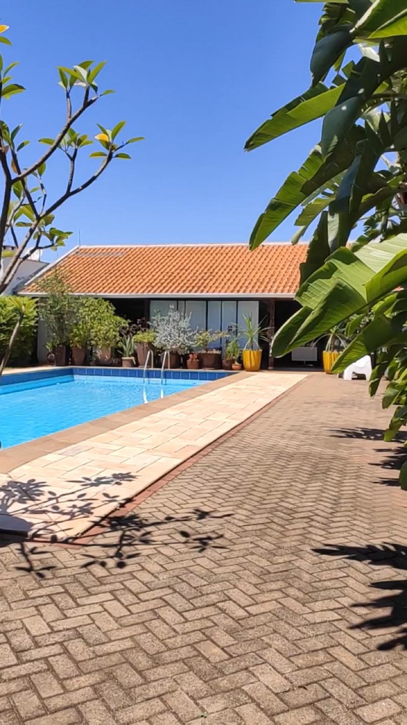 A casa e a piscina no sol da manhã