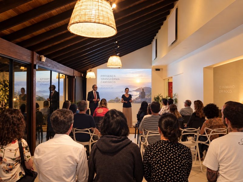 Uma palestra na Lumin'área, com o salão cheio